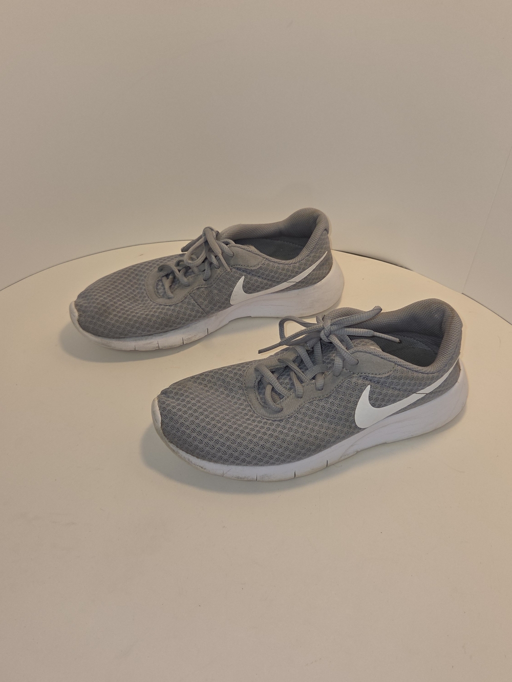 Nike Tanjun Wolf Grey Sneakers Youth 7Y Women’s 8.5 Running Shoes  #0365